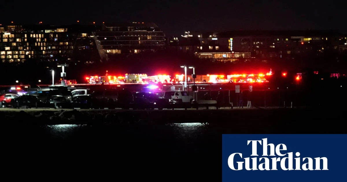 Avião da American Airlines colide com helicóptero militar em Washington