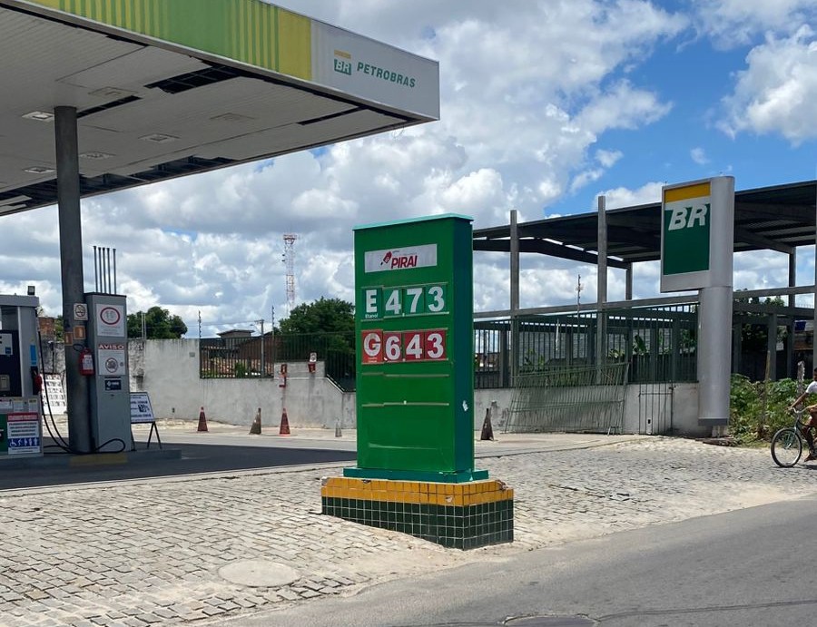 Com aumento previsto pra este sábado, postos se antecipam e aumentam o preço dos combustiveis em Ralt=