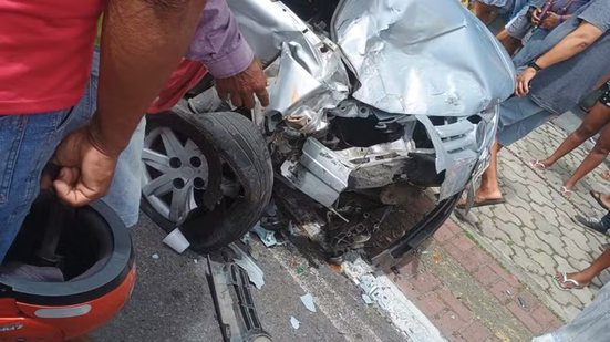 Homem é preso após fugir de blitz e causar acidente em Feira de Santana; vítimas estão em estado grave