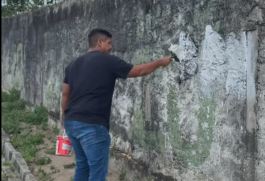 Prefeito Tarcísio Pedreira de São Gonçalo dos Campos apaga pintura de facção em muros da cidade “No dia que aparecer eu apago”