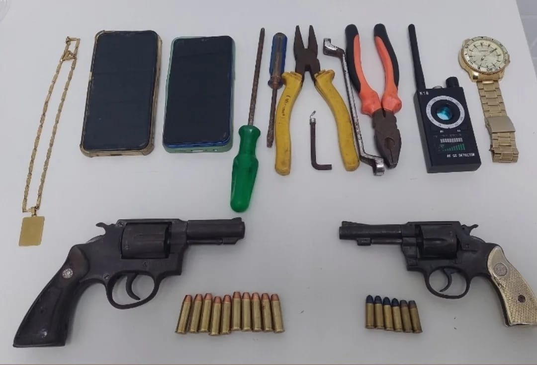 Polícia Militar recupera automóveis, apreende armas de fogo e prende dois criminosos, em Feira de Santana