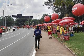 Ambulantes reclamam de pouco público em bloco no Ibirapuera Ambulantes reclamam de pouco público em bloco no Ibirapuera