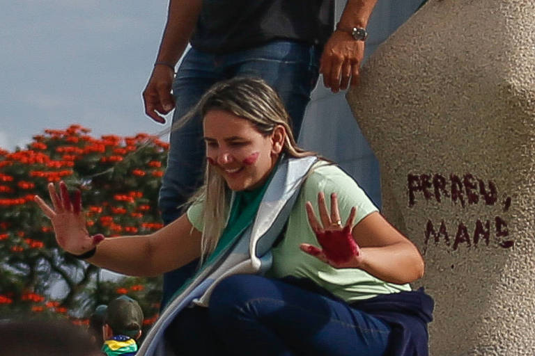 PGR pede prisão domiciliar para mulher que pichou estátua no 8/1 PGR pede prisão domiciliar para mulher que pichou estátua no 8/1