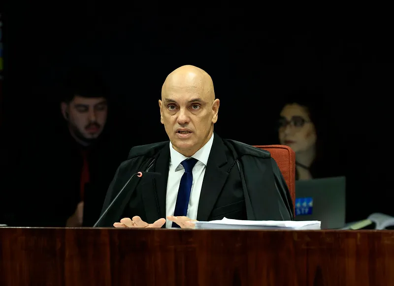 Moraes concede prisão domiciliar para mulher que pichou estátua da Justiça no 8 de janeiro Moraes concede prisão domiciliar para mulher que pichou estátua da Justiça no 8 de janeiro