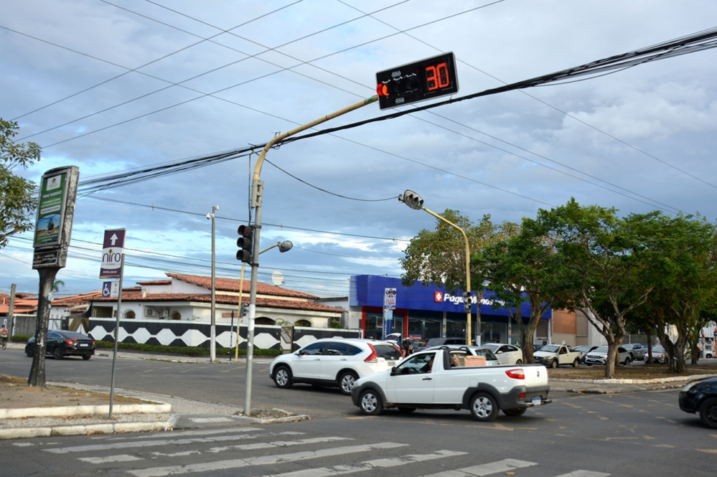 Feira de Santana implementará semáforos inteligentes semelhantes aos utilizados em Nova York Feira de Santana implementará semáforos inteligentes semelhantes aos utilizados em Nova York