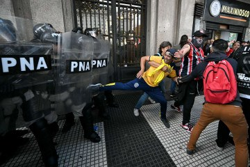 Manifestantes e Policiais Entram em Confronto Durante Protesto Contra Milei em Buenos Aires Manifestantes e Policiais Entram em Confronto Durante Protesto Contra Milei em Buenos Aires
