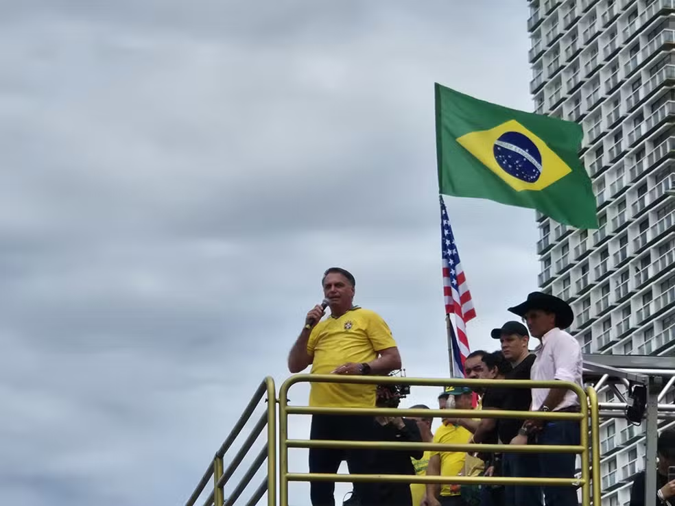 Em Copacabana, Bolsonaro confronta Moraes e STF por anistia aos presos do 8/1 Em Copacabana, Bolsonaro confronta Moraes e STF por anistia aos presos do 8/1