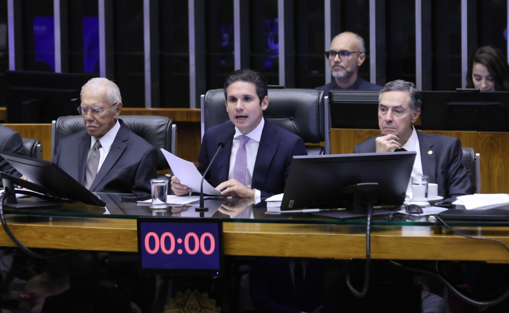 Hugo Motta nega perseguição política e exilados no Brasil em sessão sobre redemocratização Hugo Motta nega perseguição política e exilados no Brasil em sessão sobre redemocratização