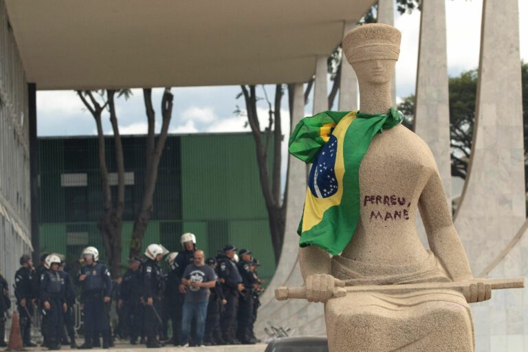 Moraes vota e pede 14 anos de prisão à mulher que pichou “Perdeu, mané” na estatua da Justiça, além do pagamento de R$ 30 milhões em multas Moraes vota e pede 14 anos de prisão à mulher que pichou “Perdeu, mané” na estatua da Justiça, além do pagamento de R$ 30 milhões em multas