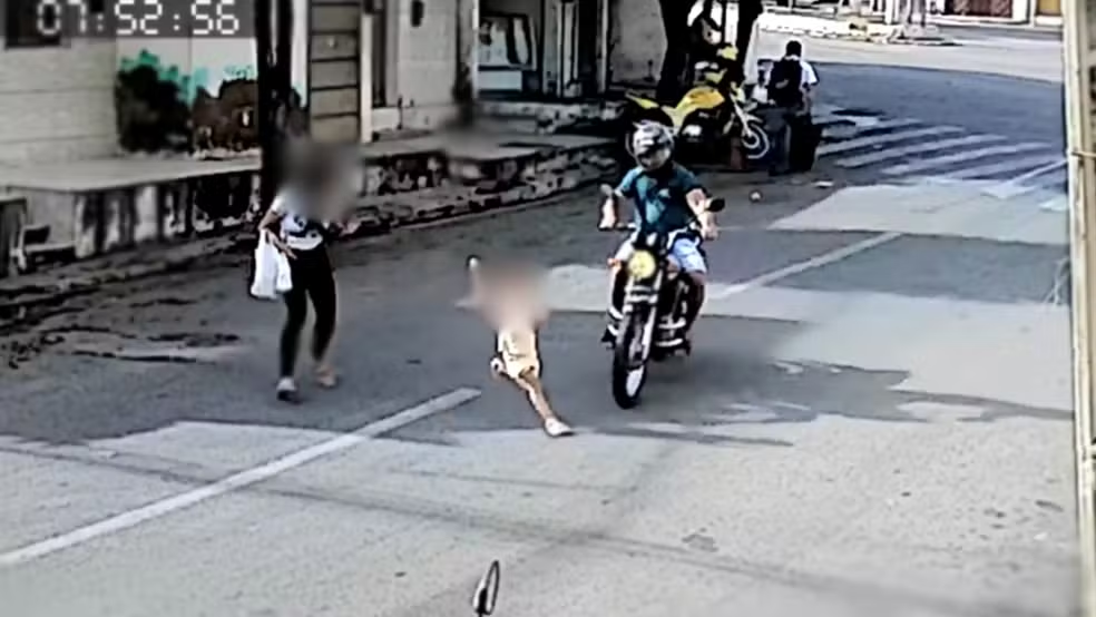 Criança de três anos é atingida por moto ao atravessar rua no Ceará Criança de três anos é atingida por moto ao atravessar rua no Ceará
