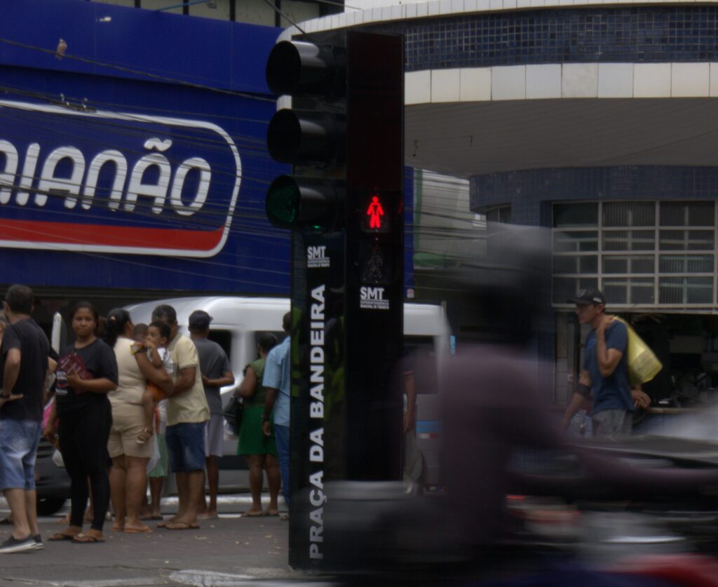 SMT instala novos semáforos na Praça da Bandeira e promete mais segurança para pedestres SMT instala novos semáforos na Praça da Bandeira e promete mais segurança para pedestres