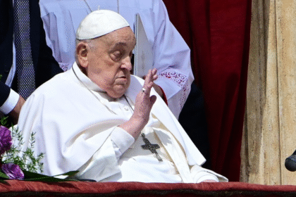 Papa Francisco dá bênção pascal enquanto se recupera de pneumonia