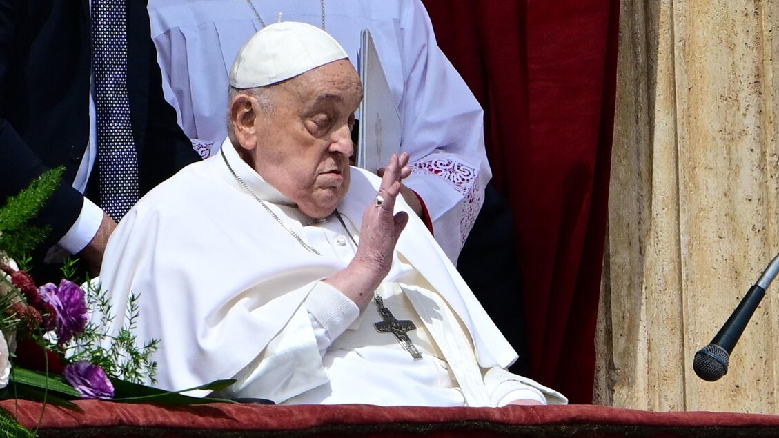Papa Francisco dá bênção pascal enquanto se recupera de pneumonia