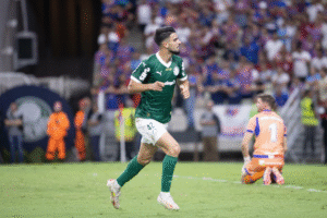 Weverton brilha nos acréscimos, Palmeiras vence o Fortaleza e assume a liderança do Brasileirão