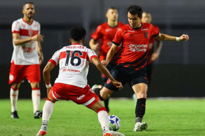 Athletico-PR vence o CRB, quebra invencibilidade do rival e assume liderança da Série B