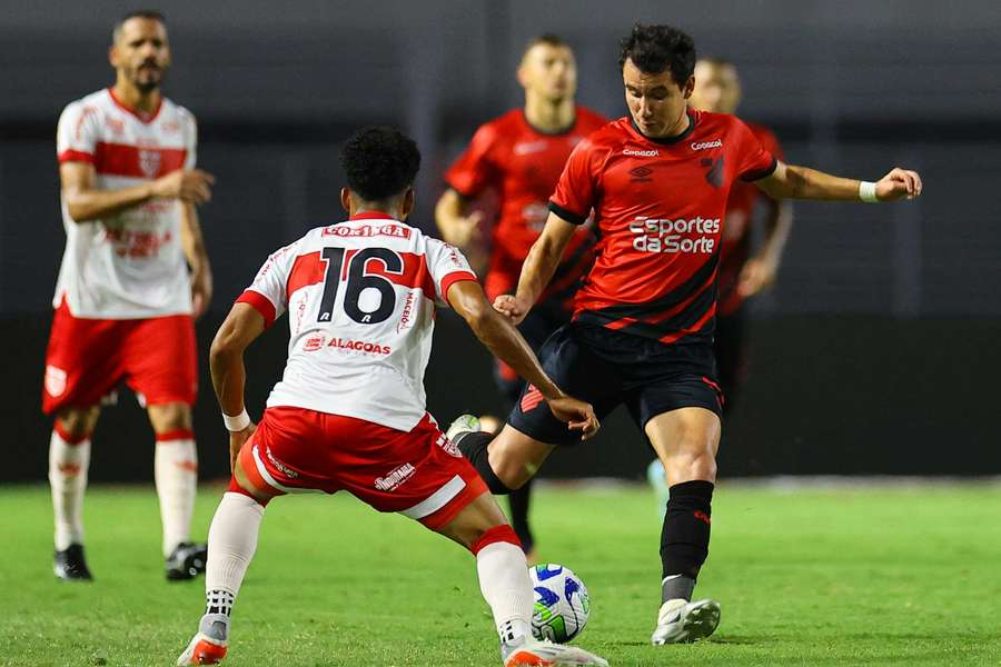 Athletico-PR vence o CRB, quebra invencibilidade do rival e assume liderança da Série B