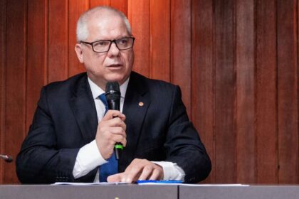 Presidente do INSS é afastado após operação da PF que investiga fraudes bilionárias