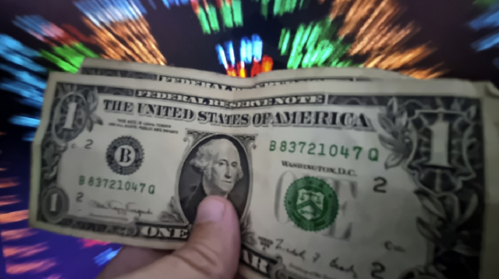 Dólar ultrapassa R$ 6 e Ibovespa registra queda Dólar ultrapassa R$ 6 e Ibovespa registra queda