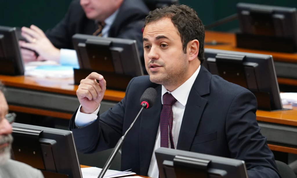 Relator vota por cassação do mandato de Glauber Braga Relator vota por cassação do mandato de Glauber Braga