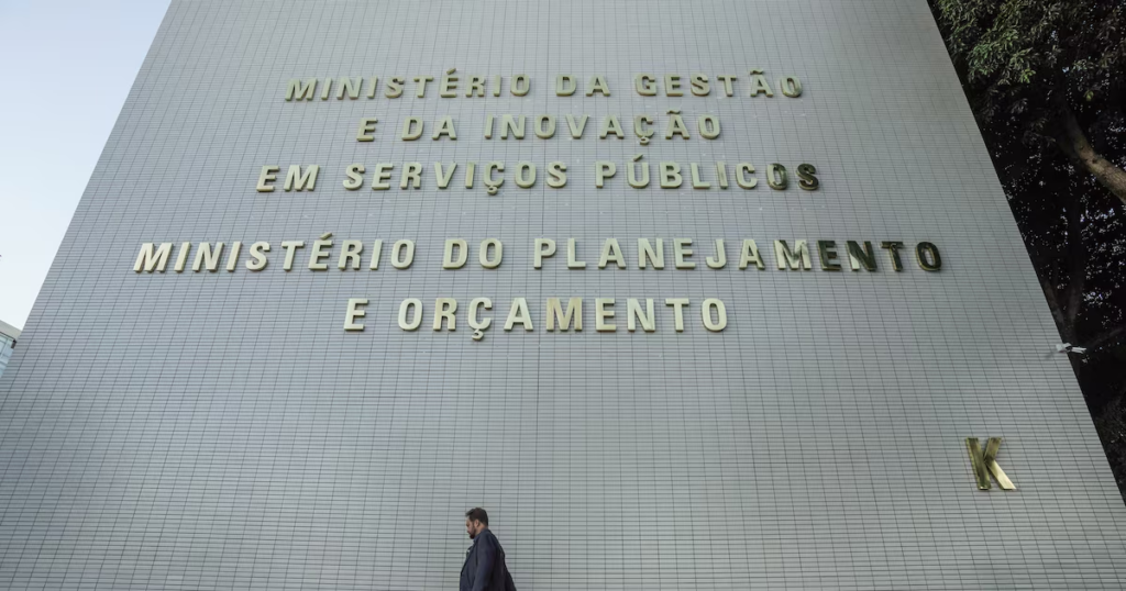 Governo admite risco de colapso fiscal em 2027, mas mantém precatórios fora da revisão de gastos Governo admite risco de colapso fiscal em 2027, mas mantém precatórios fora da revisão de gastos