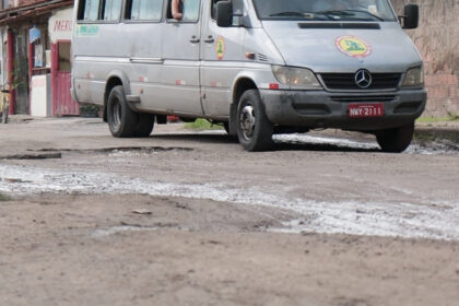 Mais de 20 anos de espera: moradora do Feira 7 relata abandono da Rua Soteropolitano, via de acesso ao Parque da Cidade