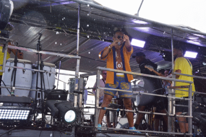 Timbalada leva percussão, ancestralidade e axé ao arrastão da Micareta de Feira