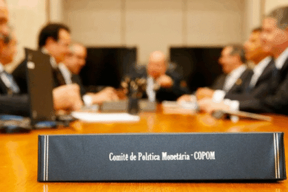 Copom eleva taxa de juros para 14,75% ao ano, maior patamar em quase 20 anos