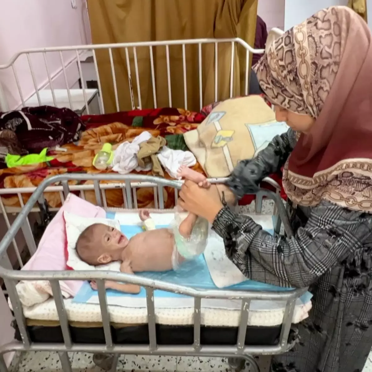 ‘Não havia comida quando dei à luz’: desnutrição avança em Gaza no terceiro mês de bloqueio israelense