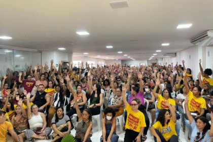 Justiça suspende portaria que aumentava carga horária de professores em Feira de Santana