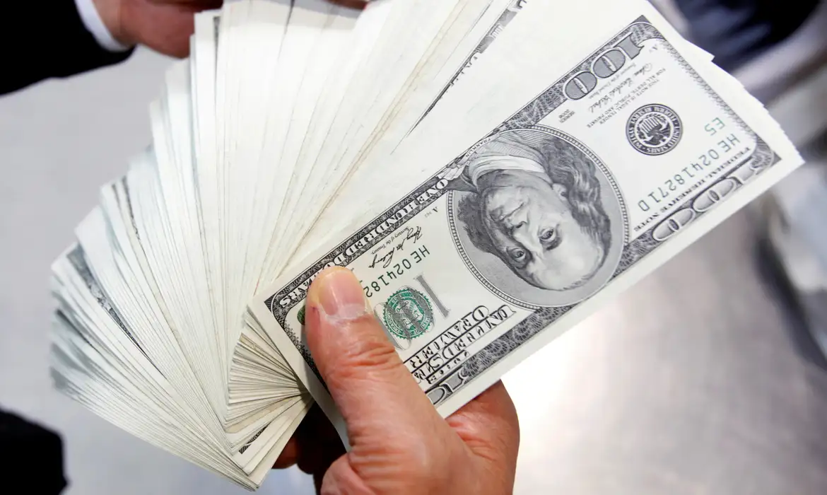 Bolsa sobe 1,45% na semana com Vale e Itaú; dólar cai a R$ 5,65 com cenário externo