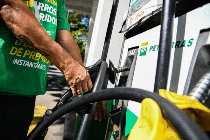 Petrobras reduz preço do diesel para distribuidoras; novo valor entra em vigor nesta terça (6)