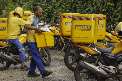 Correios cortam jornada e férias para reduzir déficit bilionário em 2025