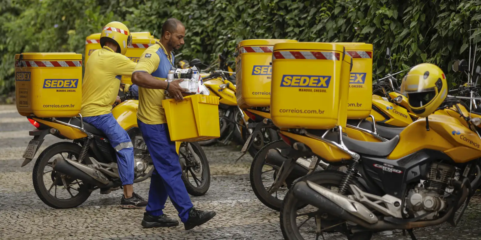 Correios cortam jornada e férias para reduzir déficit bilionário em 2025