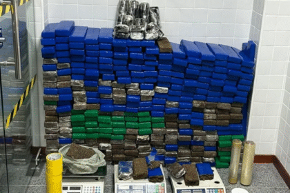 Polícia apreende 150 kg de maconha e explosivos em casa no centro de Feira de Santana