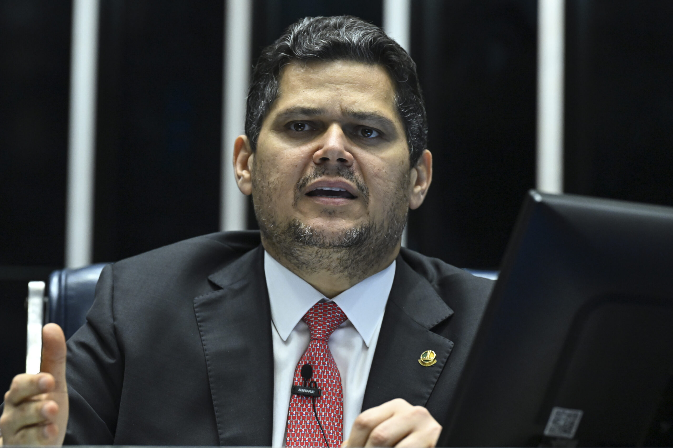 Alcolumbre lê pedido e cria CPMI para investigar fraudes no INSS; oposição vence queda de braço