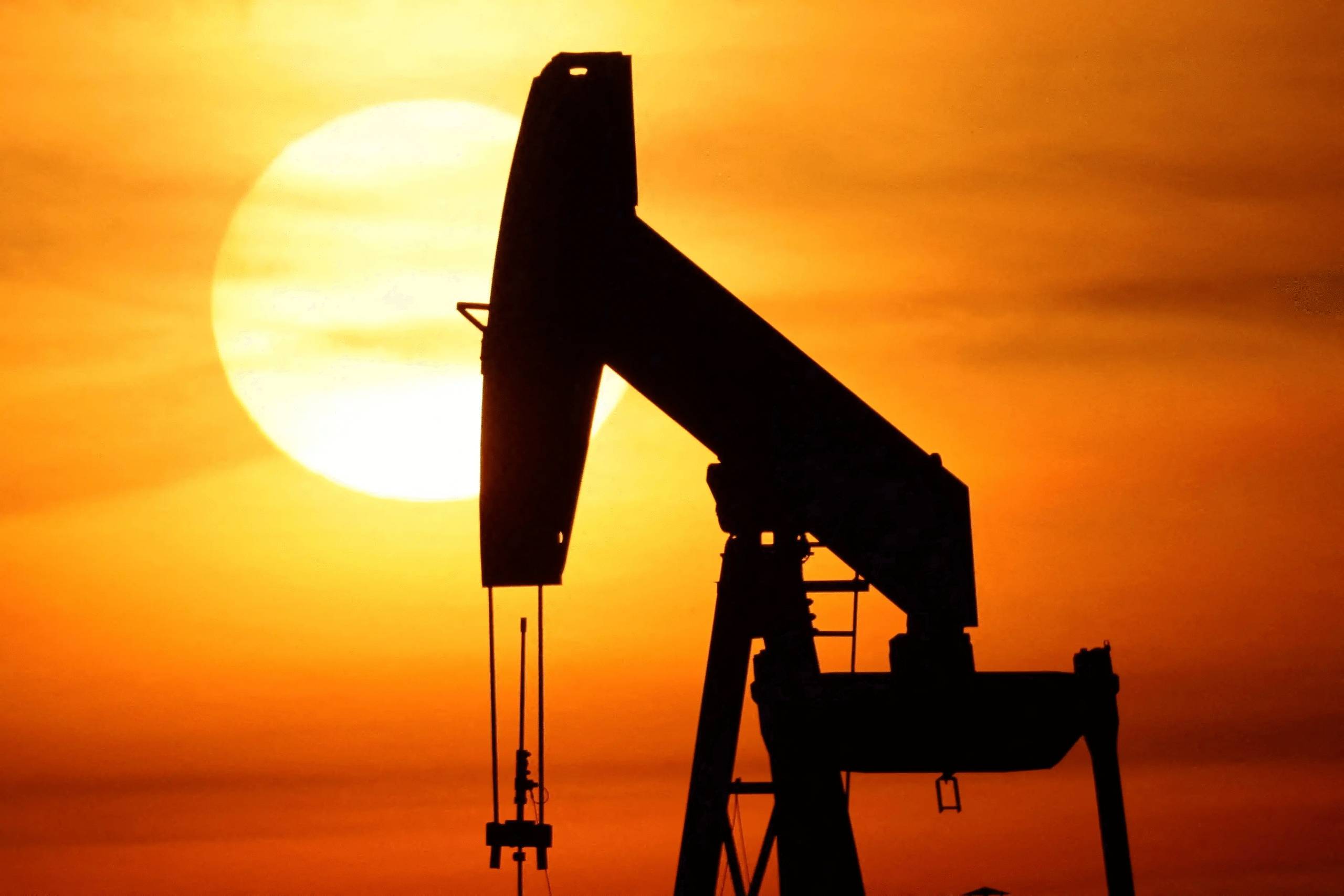 Petróleo salta mais de 4% e barril ultrapassa US$ 90 após ataques de Israel ao Irã