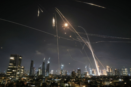 Irã responde aos ataques de Israel com mais de 100 drones; Tel Aviv diz que está interceptando