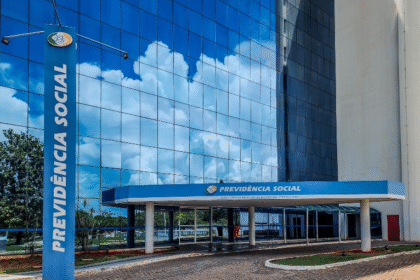 Justiça Federal bloqueia R$ 23,8 milhões de investigados por fraude contra aposentados do INSS