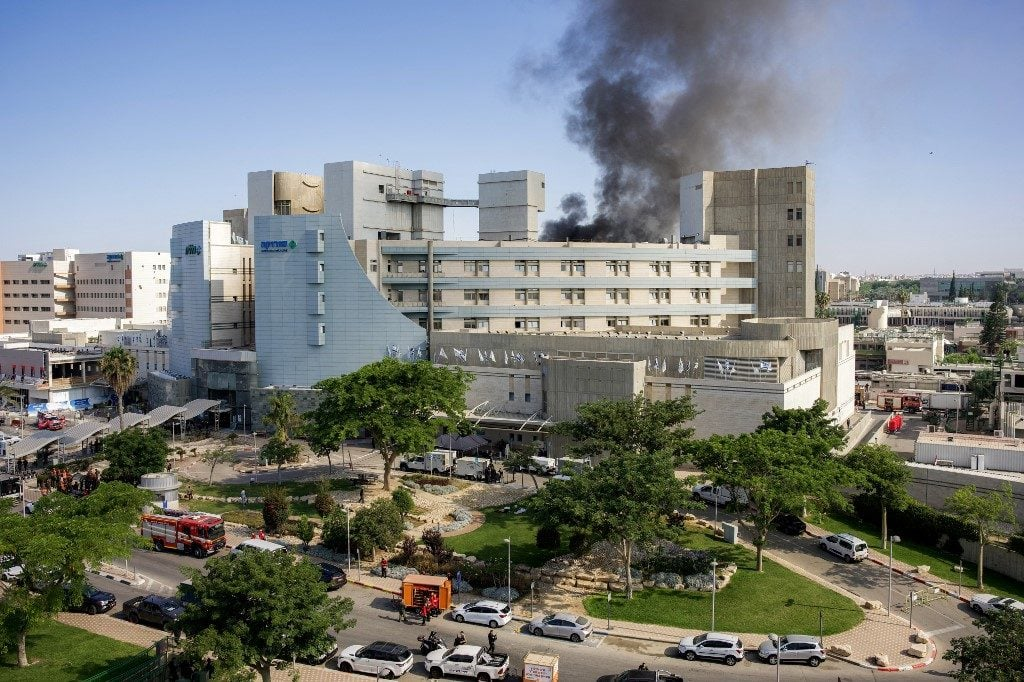 Após ataque a hospital, Israel diz que líder supremo do Irã ‘não pode mais existir’