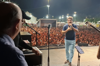 Com romantismo, Daniel emociona o público na abertura do Arraiá de Feira em São José Com romantismo, Daniel emociona o público na abertura do Arraiá de Feira em São José