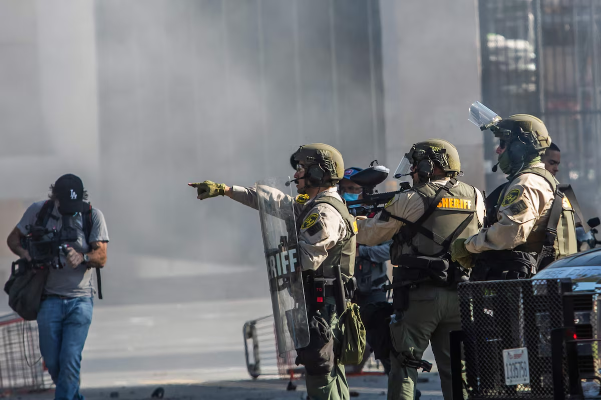 Trump mobiliza Guarda Nacional em Los Angeles após segundo dia de protestos; Governador da Califórnia condena ‘escalada militar’