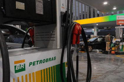 Petrobras reduz preço da gasolina em R$ 0,17 para distribuidoras a partir desta terça-feira