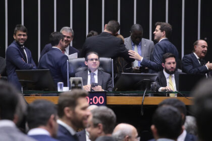 Câmara aprova urgência para projeto que suspende aumento do IOF, em derrota para o governo