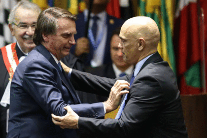 Moraes afirma que Bolsonaro tentou extorquir Justiça brasileira