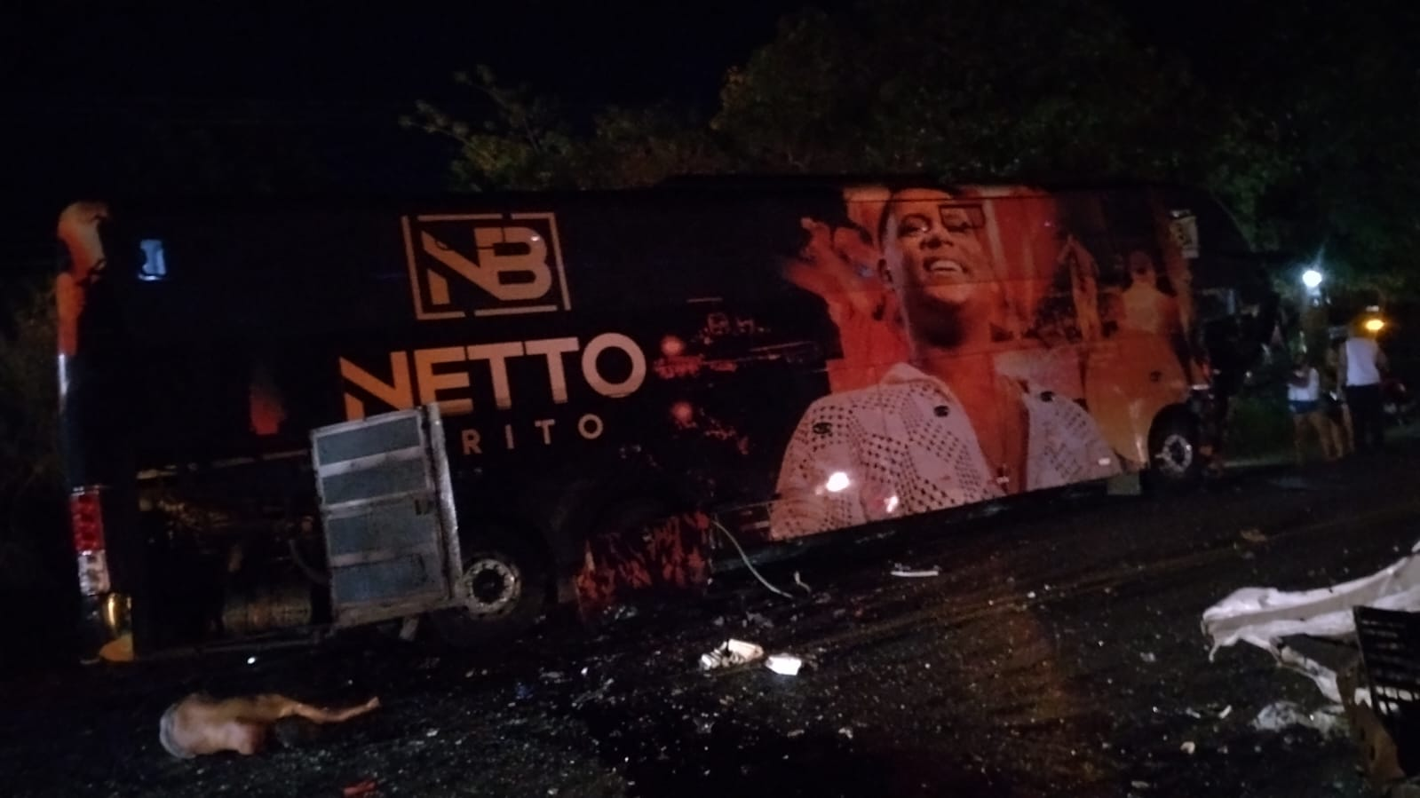GRAVE ACIDENTE COM VÍTIMAS FATAIS ENVOLVENDO O ÔNIBUS DO CANTOR NETTO BRITO