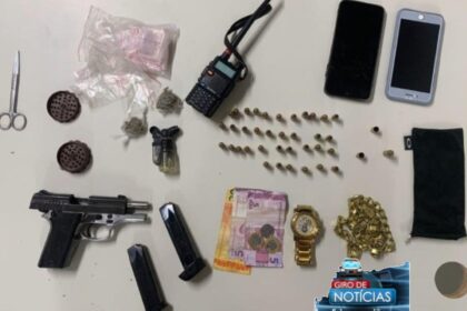 Mulher é presa em flagrante com arma, munições e drogas no Conjunto Ildes Ferreira, em Feira de Santana