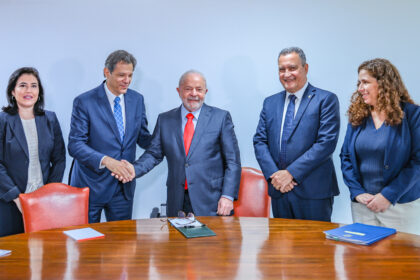 Taxa das Blusinhas não gera emprego, onera pobres e reduz arrecadação de estados, diz estudo da LCA Taxa das Blusinhas não gera emprego, onera pobres e reduz arrecadação de estados, diz estudo da LCA