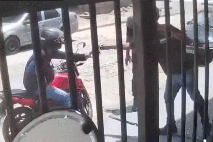 PM prende suspeito de roubo e recupera celulares e bolsas no Tomba PM prende suspeito de roubo e recupera celulares e bolsas no Tomba