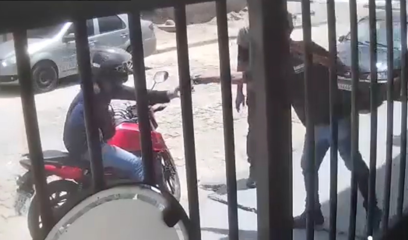 PM prende suspeito de roubo e recupera celulares e bolsas no Tomba