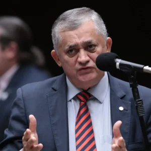 Líder do governo indica que PT e base aliada não assinarão pedido de CPI para investigar caso Master